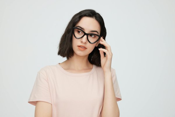 Quels accessoires font la différence dans une tenue féminine actuelle ?